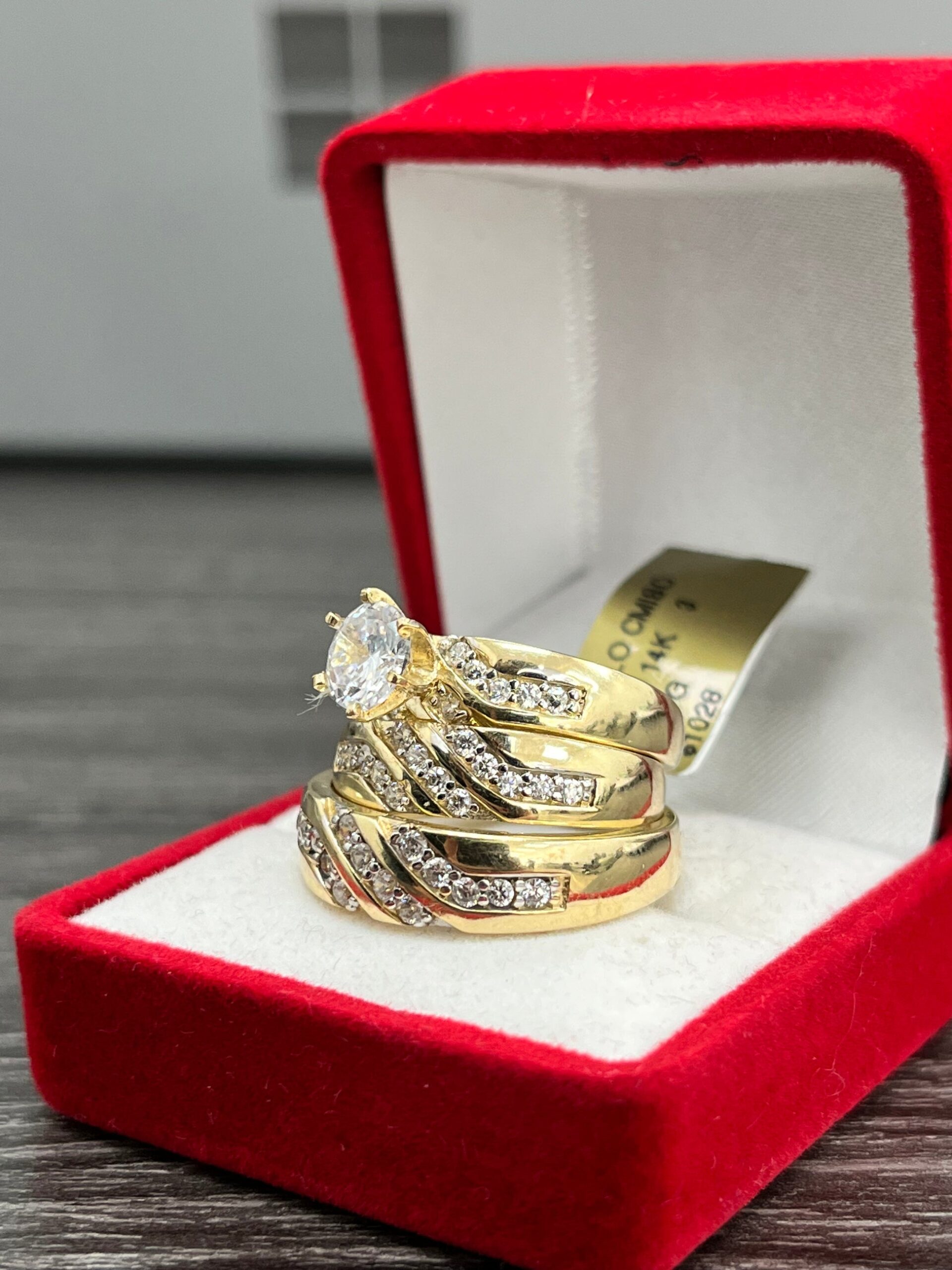 A relevant stock photo of anillos de oro in a typical setting.