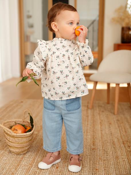 A relevant stock photo of baby blusen in a typical setting.