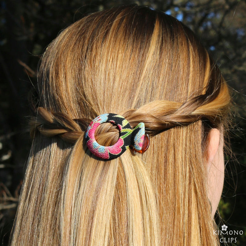 A relevant stock photo of clip hair small in a typical setting.