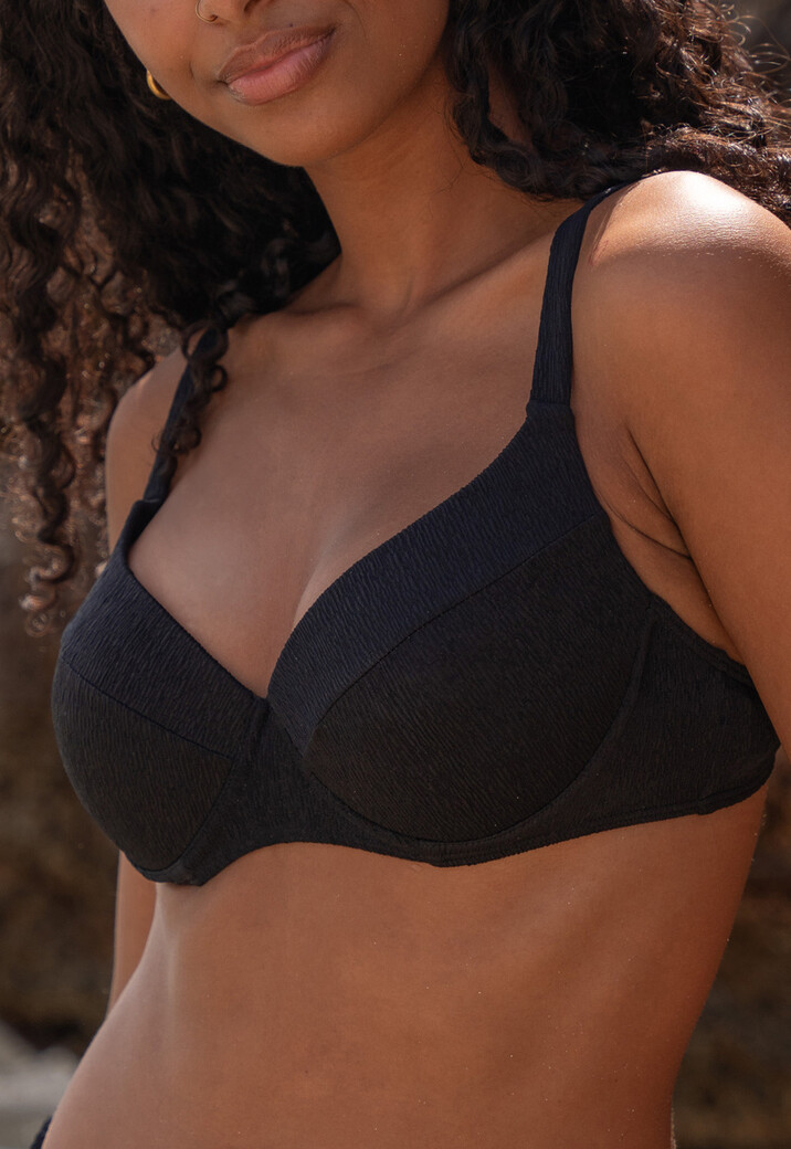 A relevant stock photo of push up beugel bikini in a typical setting.